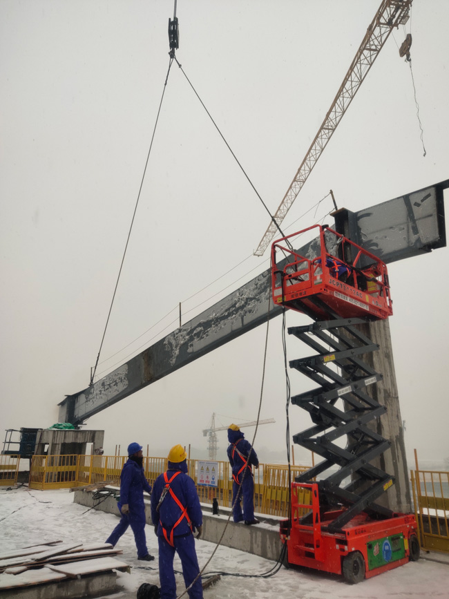 沐雪迎风保进度 湖州东站站房屋面施工不停歇宝盈bbin直营平台(图2)